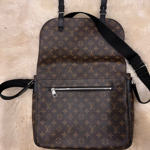 LOUIS VUITTON Christopher Messenger Bag - Picture 6 of 9